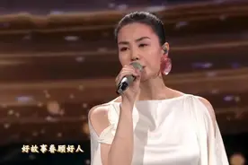 除夕夜，“跌落神坛”的王菲，让所有人见识了她的江湖地位图片