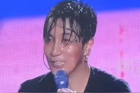 笑不活了，薛之谦演唱会遇暴雨全身淋湿，网友评论区里笑喷图片