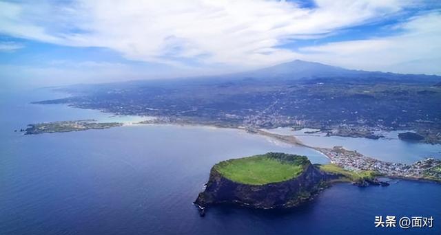 山海交融的独特火山锥景观 韩国济州岛的城山日出峰有四大地形看点