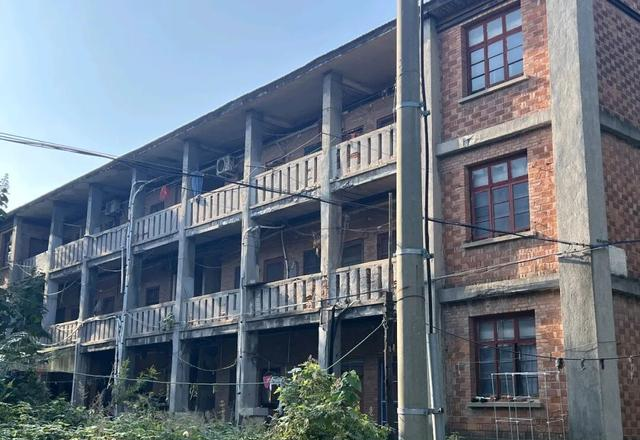 南京南郊山区被时间封印30余年的“矿山小镇”