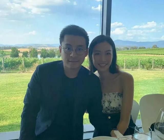 霍启刚弟弟霍启仁在玉龙雪山举办婚礼，新娘为泰国华裔，二人已相恋5年	，霍震霆	、朱玲玲、霍启刚现身现场