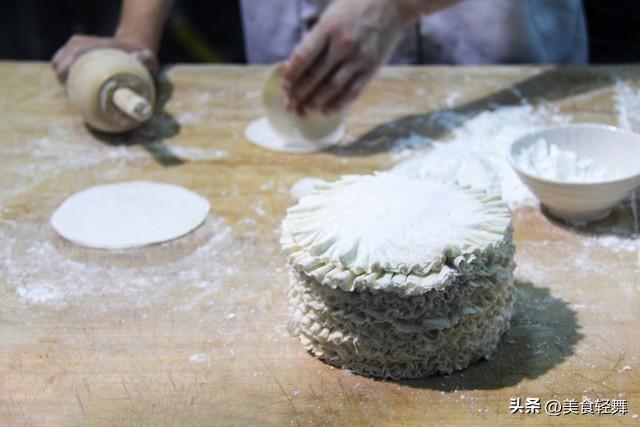 做烧卖皮“水和粉”好多人比例就弄错了，难怪皮难擀，干硬不好吃