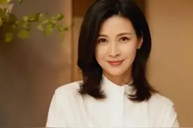 45岁童蕾和女儿合照，母女俩脸型一样，12岁女儿性格特别好图片