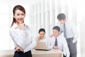 离职时公司说工资下月发？律师：别签字！一招让他当场结清！图片