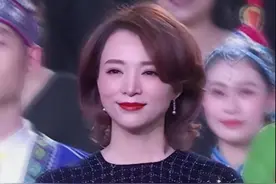 时光易逝，55岁的王小丫现在热衷公益，生活幸福美满图片