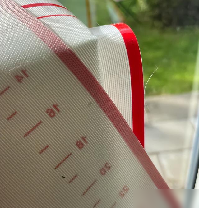 厨房里这种“揉面垫”有玻璃纤维，坑了不少老百姓，你家有吗？