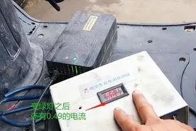 电动车“充满了不拔”和“没充满就拔”，哪个伤电池？今天才知道图片