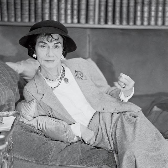 11岁丧母一生未嫁，从酒馆卖唱到百亿帝国，她才是女性逆袭教科书