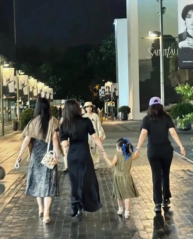 刘亦菲三里屯“遛娃”？这哪里是逛街？分明是“行走的时尚大片”