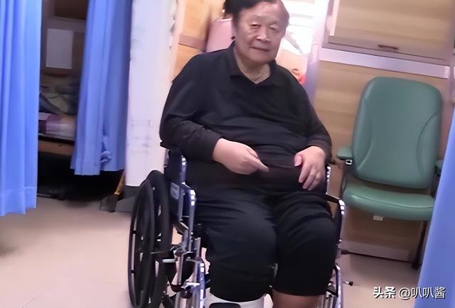 出名后出轨保姆，气死原配，如今77岁的他晚景凄凉，子女与其割席