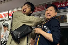 庾澄庆伊能静合体！纽约参加儿子毕业典礼，62岁哈林地铁搞怪！图片