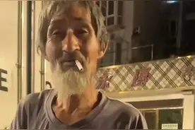 男子偶遇70多岁大爷深夜捡瓶子，发现一幕让人心酸落泪图片