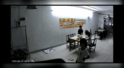 满墙的奖状换来老爸一棍棒的奖赏！女孩拒绝父亲蛋糕被砸图片