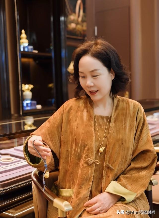 黄金又涨了，怎么买才值？中年女人要记住“2买2不买”，保值大气