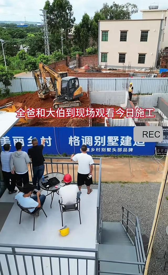 全红婵家的新房终于复工，邻居都开始建二层了，全妈来工地催进度