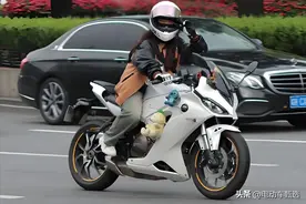 骑了2年的摩托车，我算了笔账后才明白，为什么电动车更受欢迎了图片