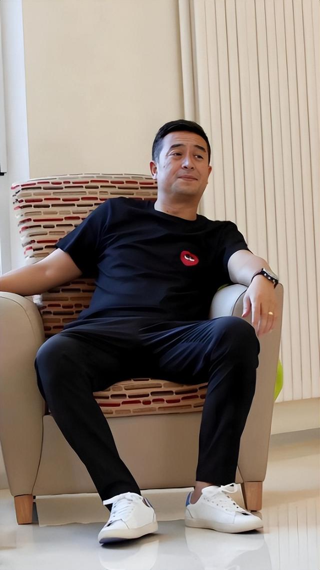 与王海燕离婚传闻真相大白1年，55岁张嘉益近况曝出，一点不意外