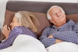 睡在一起，健康有隐患！为何不建议孩子与老人同床？图片