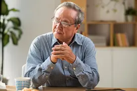 人老了，不在于走路，不在于喝水，年过60，请牢记5句长寿准则图片