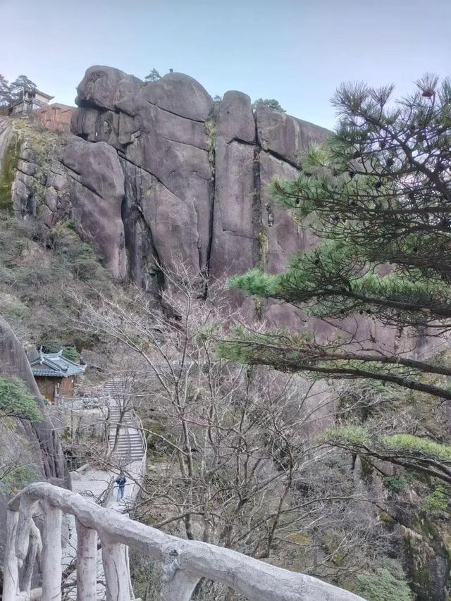 漫步黄山松掩山丛树杪，云隐仙踪徒步蹬道千阶