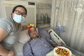 打工10年供女友读完研究生，付出换来的与胖猫截然不同，人间有爱图片