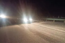 新疆喀什地区部分道路因降雪实施临时交通管制图片