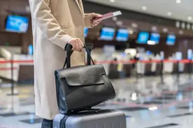 坐飞机可以随身携带一个行李箱和一个手提包吗？一文搞懂能否带包图片