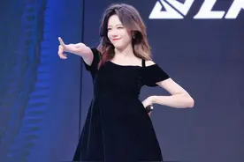 LPL第一美女主持骆歆高跟美腿迷人写真图片