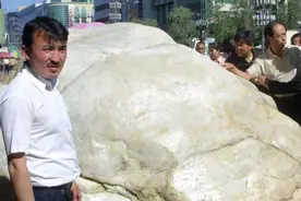 过亿和田玉原石再现？喧嚣过后是无人问津。。。图片