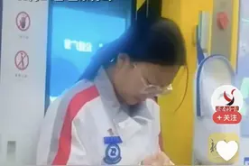 “暖心瞬间！山东地铁上大爷为女学生让座，网友热议点赞”图片