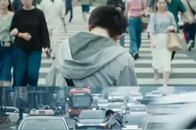 易烊千玺周雨彤的“摸胸戏”，尺度少儿不宜，被网友举报！图片