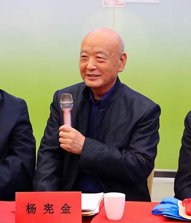 思勤高娃敬献书法作品《东方神》纪念毛泽东同志诞辰132周年