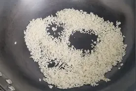 把大米放到锅里炒一炒，连续喝一周，作用真厉害，赶紧收藏试试图片
