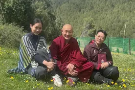 61岁李连杰晒近照，带妻女山顶修行，白发变黑发脸部“沟壑”消失图片