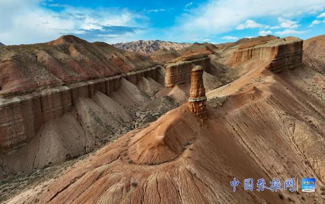 甘肃张掖：冬日外星谷色彩斑斓 亿年雕琢“外星地貌”引客来