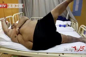 内蒙小伙离家3年胖到718斤，再见母亲时已无法走路，如今怎样图片