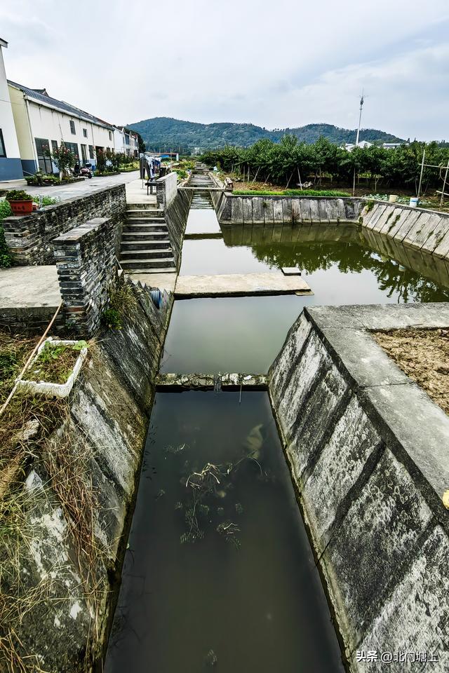 沟南村：因长腰山东麓流水形成的沟渠而得名的小村落