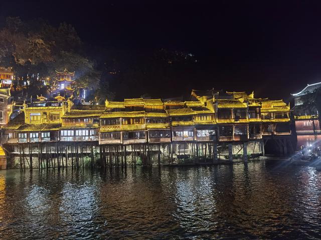 凤凰一瞥，《边城》依旧