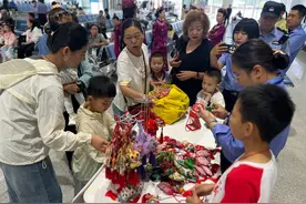 温暖旅途，端午安康！渭南市公共文化服务“四进”零距工程惠民演出走进渭南北站图片