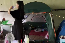 能省则省！上海一女子和外卖小哥桥洞搭帐篷住：不用交房租和水电图片