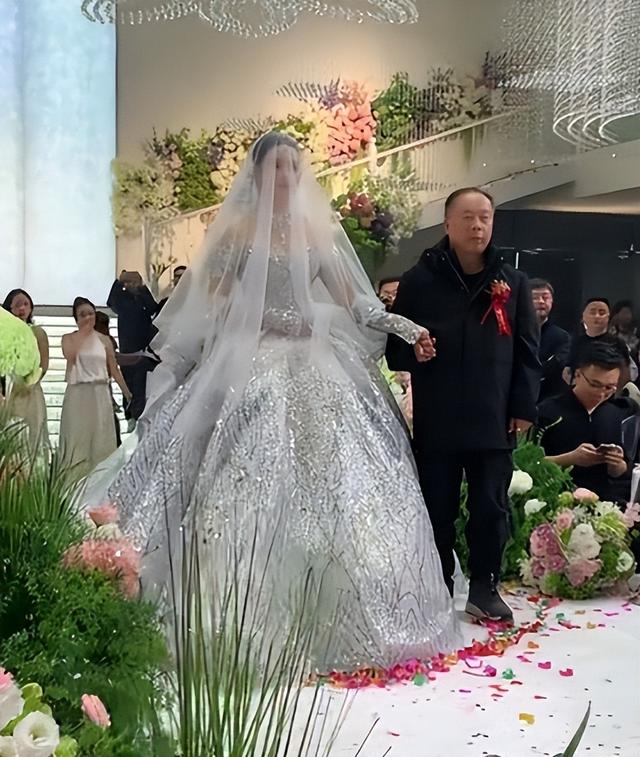 张自轩婚礼曝光！新娘强势、拒他两次亲密动作，岳父现场送车和卡