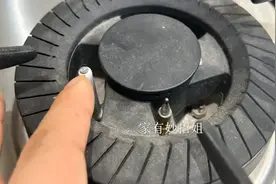 今天才知道，燃气灶打着火松手就灭，用一根牙签和指甲剪就搞定图片