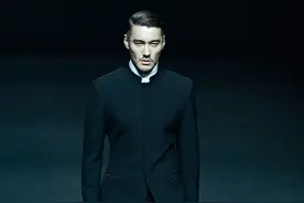 设计师薄雨隆、丛小川携“国风·星汉”系列亮相AW24中国国际时装周 胡兵展示国风品牌时装图片