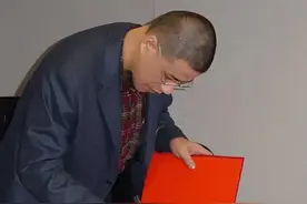 他是乾隆7世孙恒绍，手戴过亿玉扳指，身穿龙袍祭祖，让众人无语图片