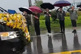 后续！救人的退役武警获万人冒雨接回家乡，获救男孩父亲给出承诺图片