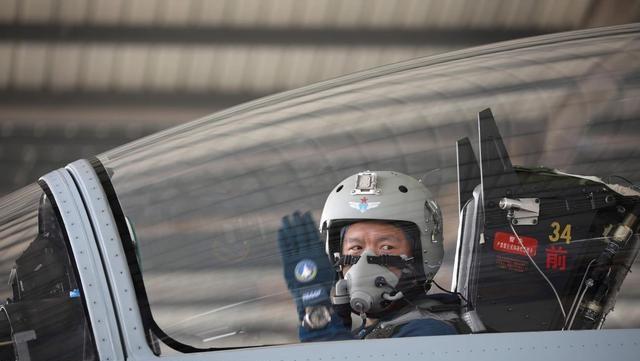 空军飞行员转业到底容不容易？转业后能否转去民航执飞？很困难