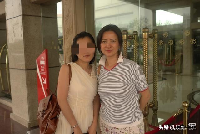 何晴告别式低调举行，许亚军带儿子现身双眼通红，两鬓斑白显憔悴