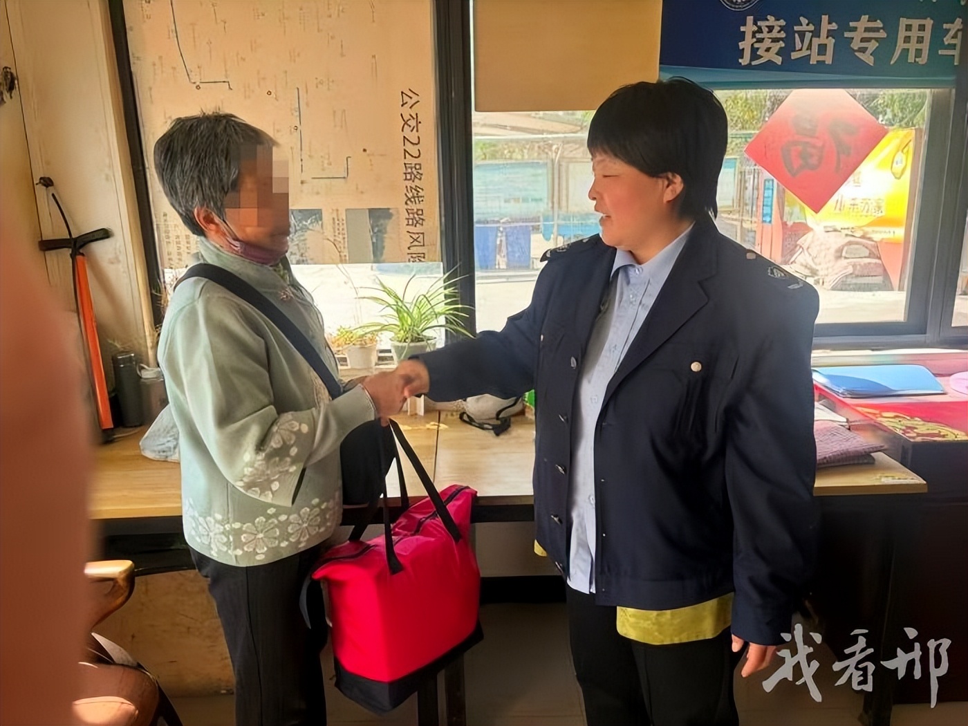 公交驾驶员捡到有金手镯的包 立即上报公司