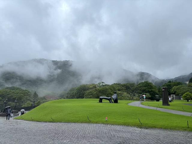 雨中游雕刻之森美术馆