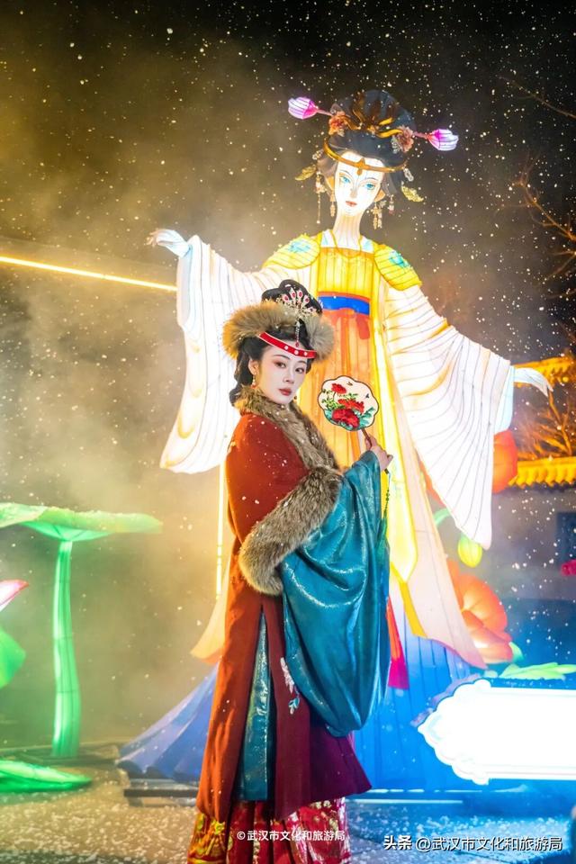 武汉最大发财树，三层楼高，明天亮！